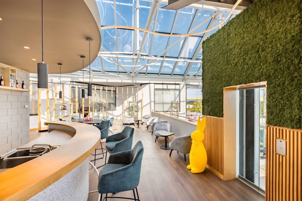 Bistro des BMW Autohauses, modern, lichtdurchflutet, mit grüner Mooswand