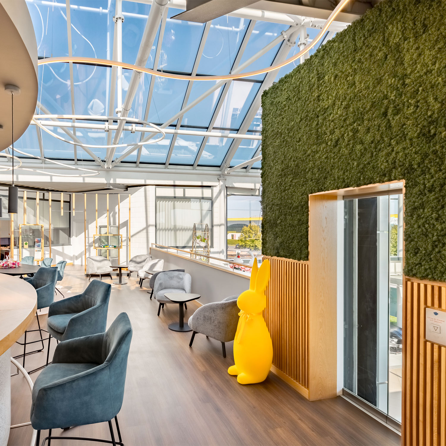 Autohaus Schaal Bistro, lichtdurchflutet, modern mit grüner Mooswand