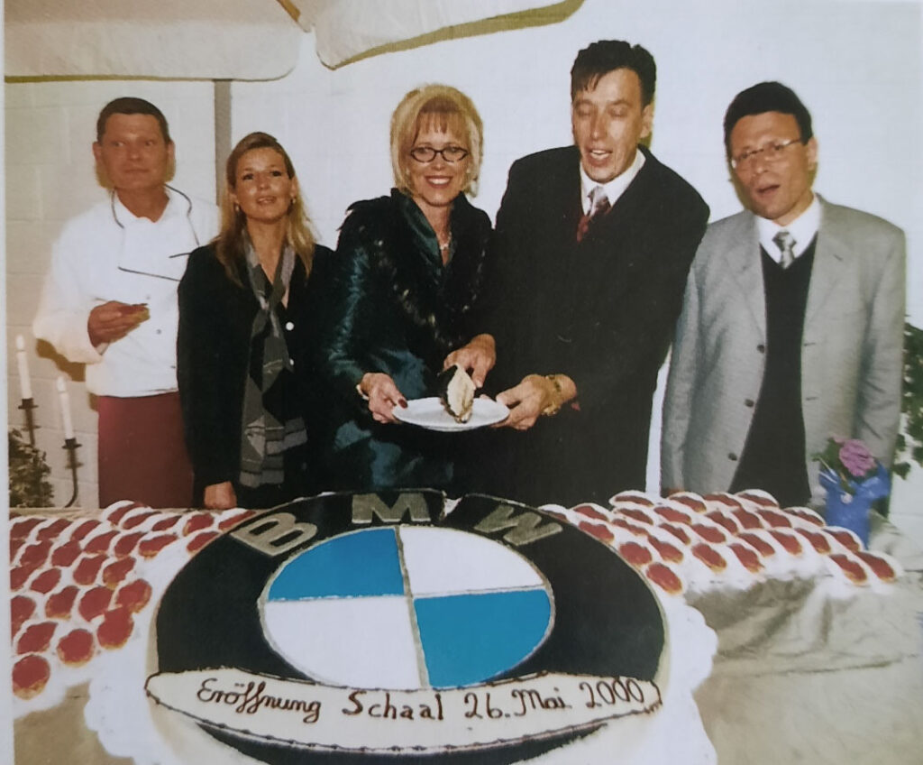 Historisches Foto: Herr und Frau Bujara schneiden Eröffnungs-Torte an
