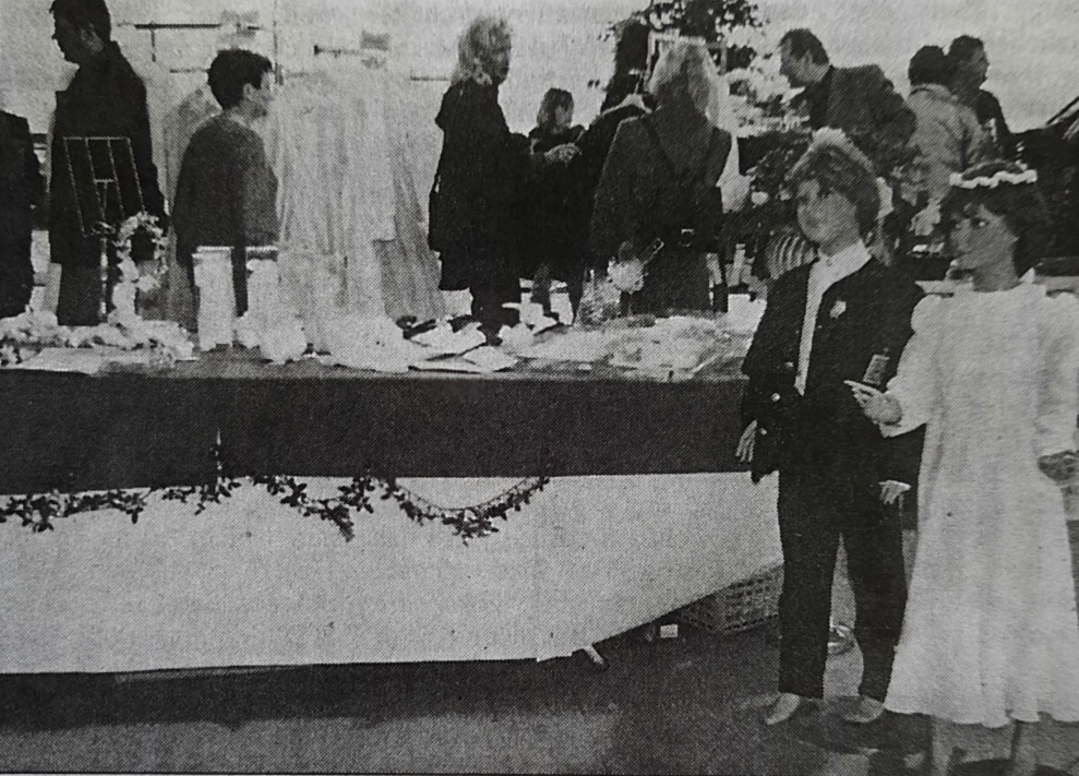 Historisches Foto einer Kommunimesse im Autohaus