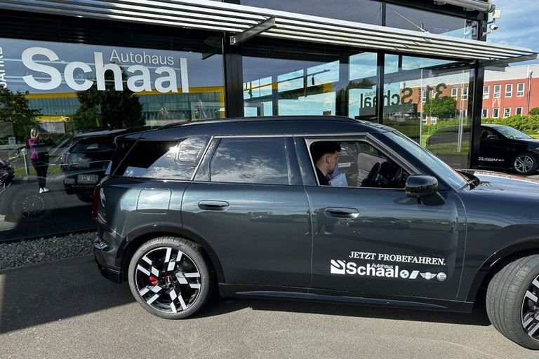 MINI vor Autohaus mit Aufschrift "Probefahrt"