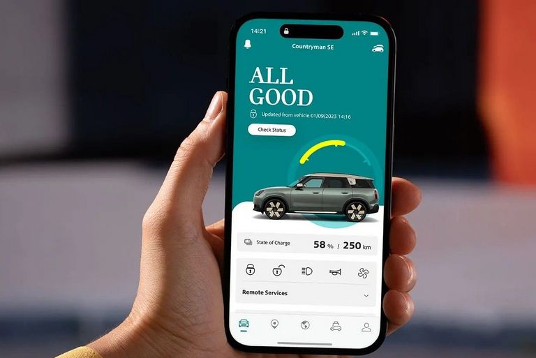 Hand hält Mobiltelefon, zu sehen die MINI app