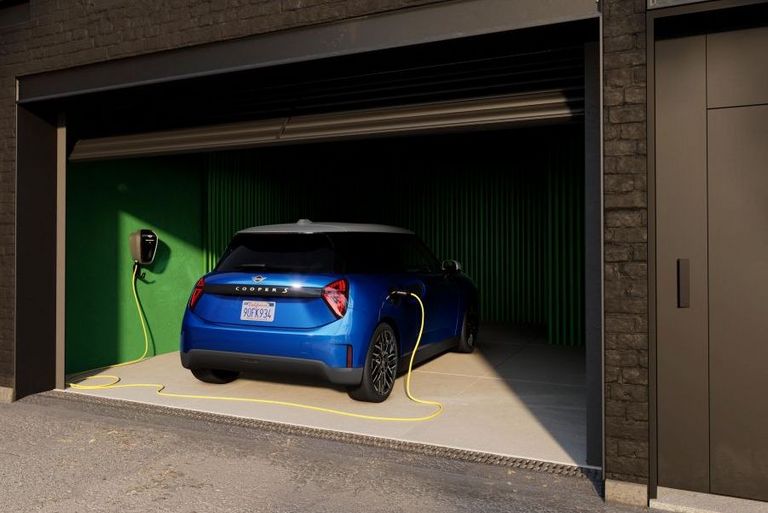 MINI lädt in einer Garage
