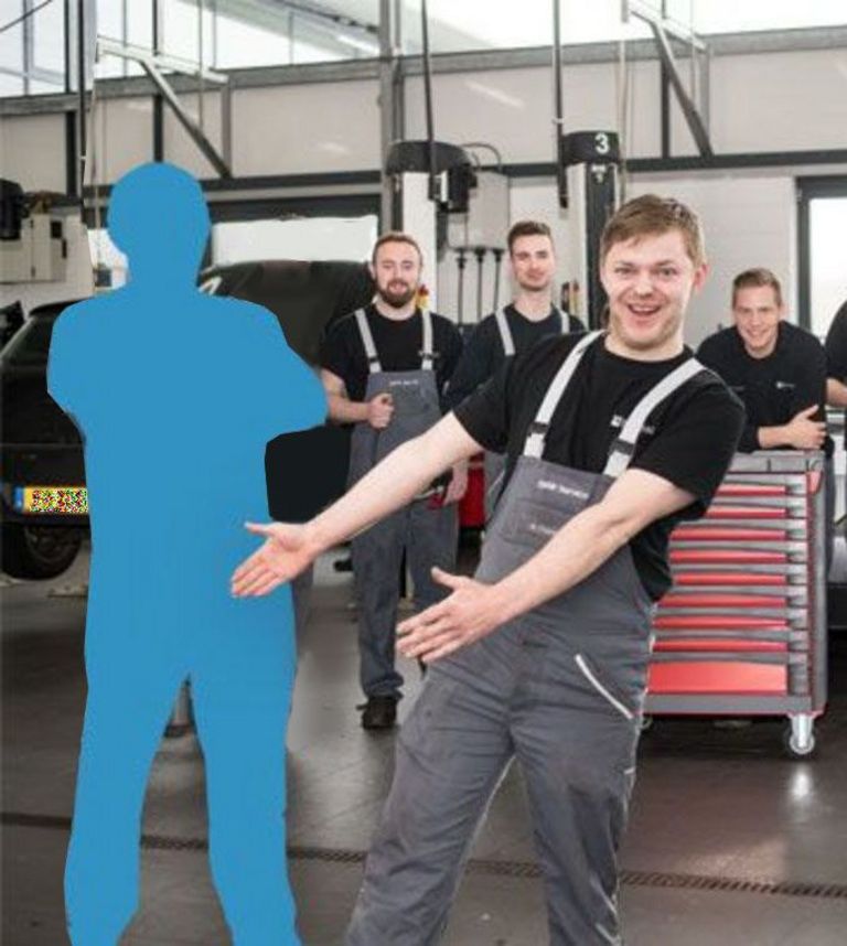 Werkstattmitarbeiter mit einem blauen Avatar-Kollegen
