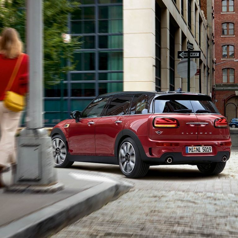 Roter Mini fährt um die Kurve