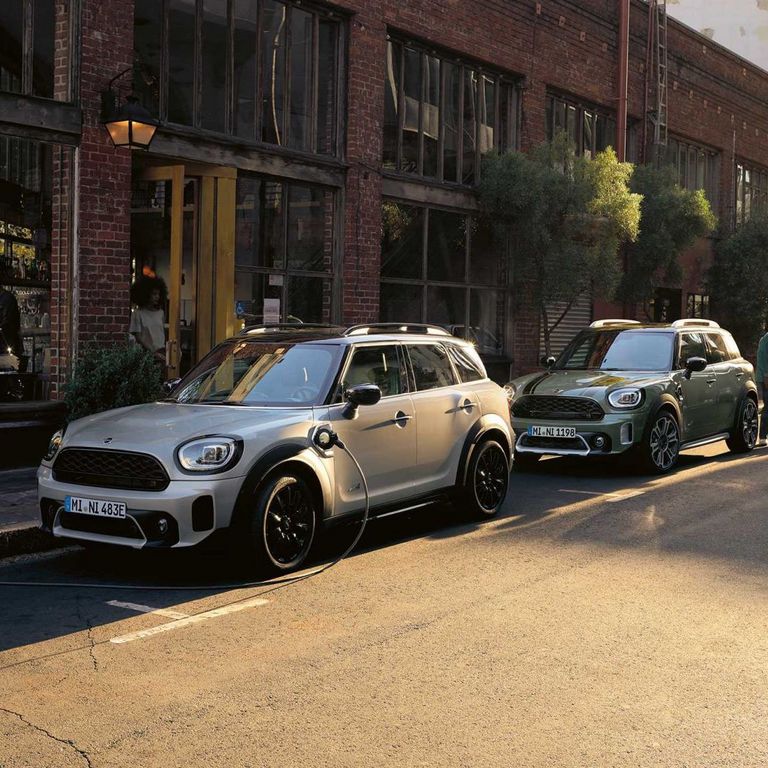 Mini wird elektrisch geladen am Straßenrand