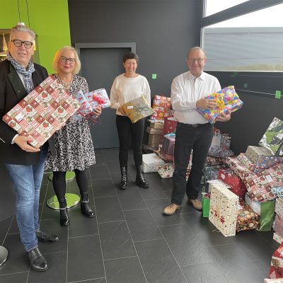 Schaal-Geschäftsleitung übergibt Präsente der Weihnachtsbaumaktion