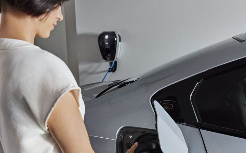 BMW_Frau_lädt_i4_05ae8d2291 Frau lädt BMW