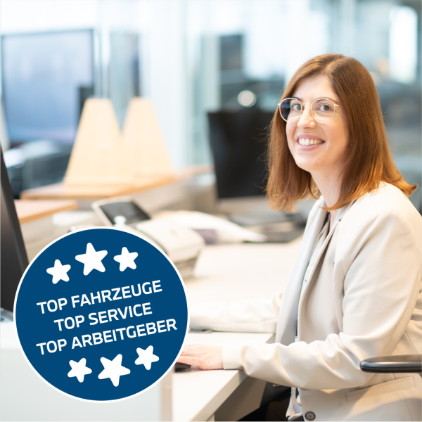 Foto Büromitarbeiterin mit Stempel: Top Fahrzeuge, top Service, top Arbeitgeber